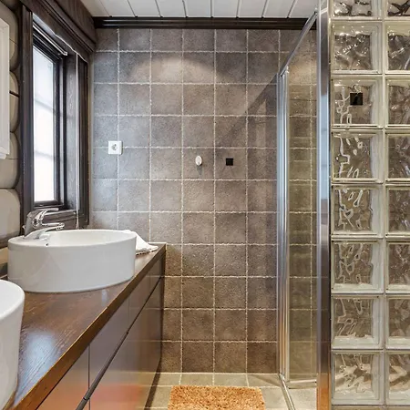 샬레 Th590- Large Ski-in Out With Jacuzzi, Sauna In *